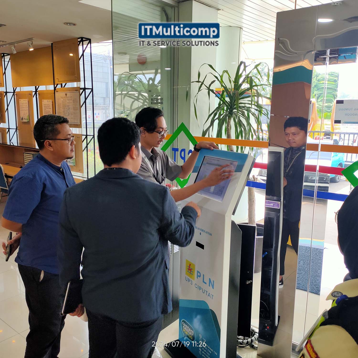 Pemasangan Mesin Antrian Type 2 di PLN Ciputat